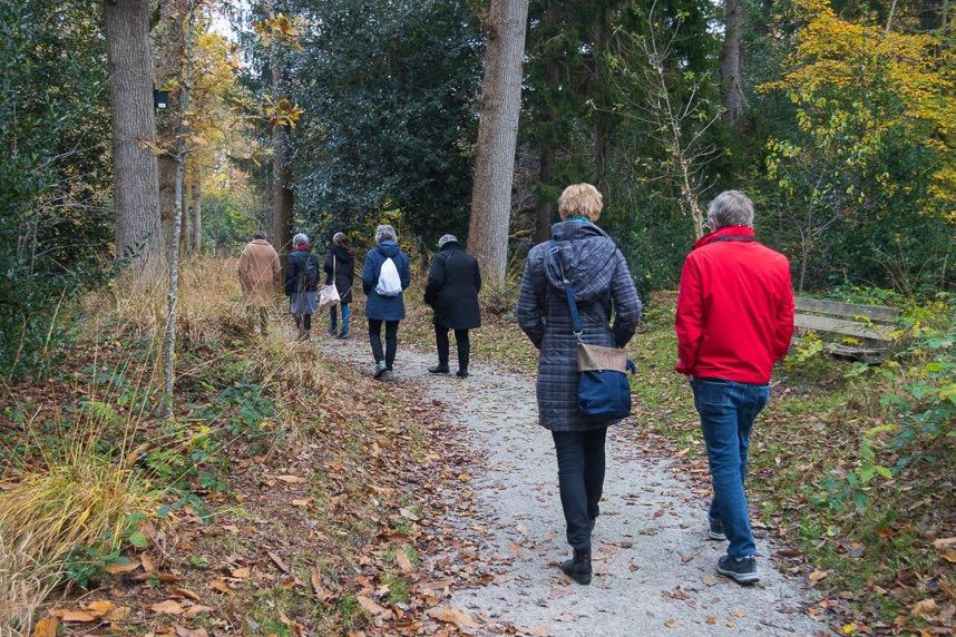 Foto van een Lotgenotenwandeling in de 'Overtuin' in Oranjewoud.